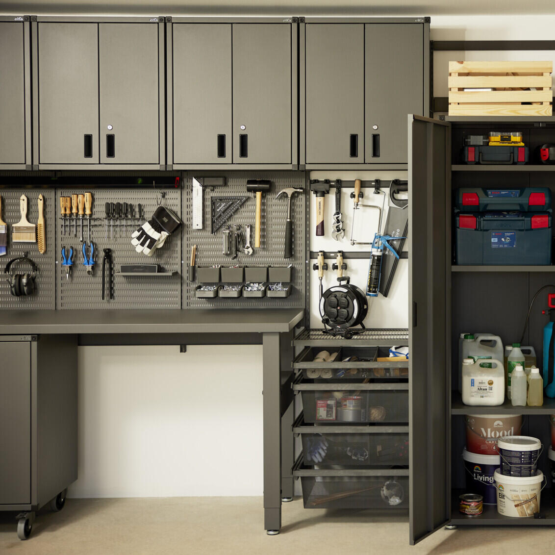 Úložný prostor Garage+ pro nářadí na úložných deskách a skříních.