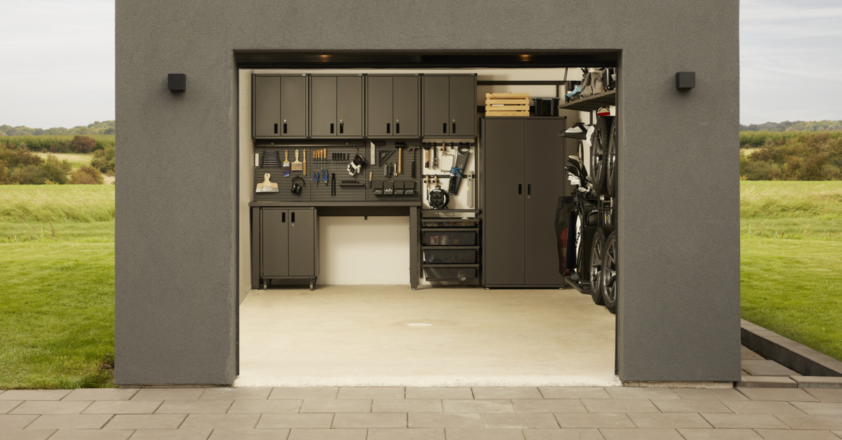 Avoin autotalli, jossa on Garage+ by Elfa -säilytyskaluste.