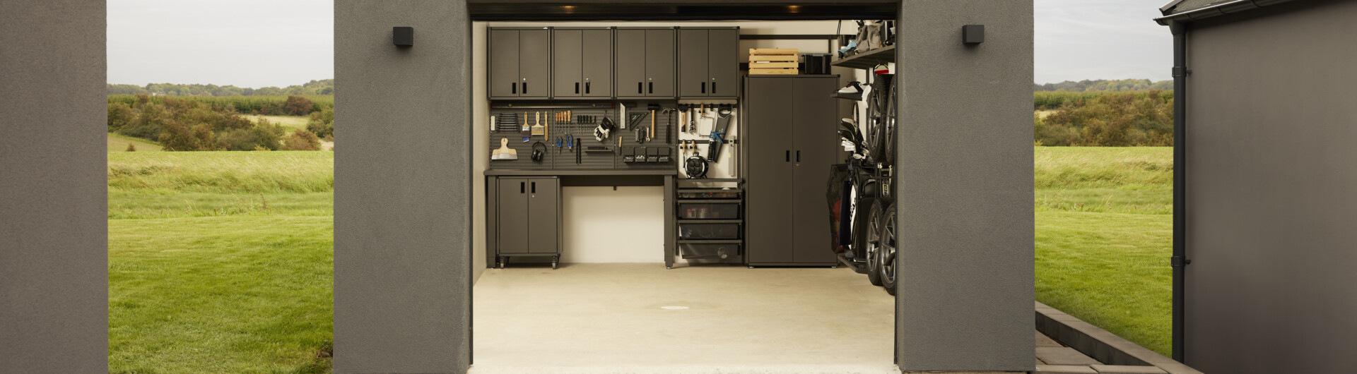 Avoin autotalli, jossa on Garage+ by Elfa -säilytyskaluste.