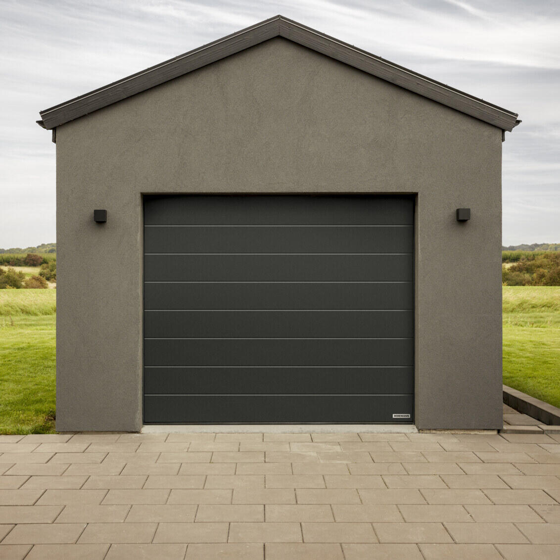 Garage med stängd carport.