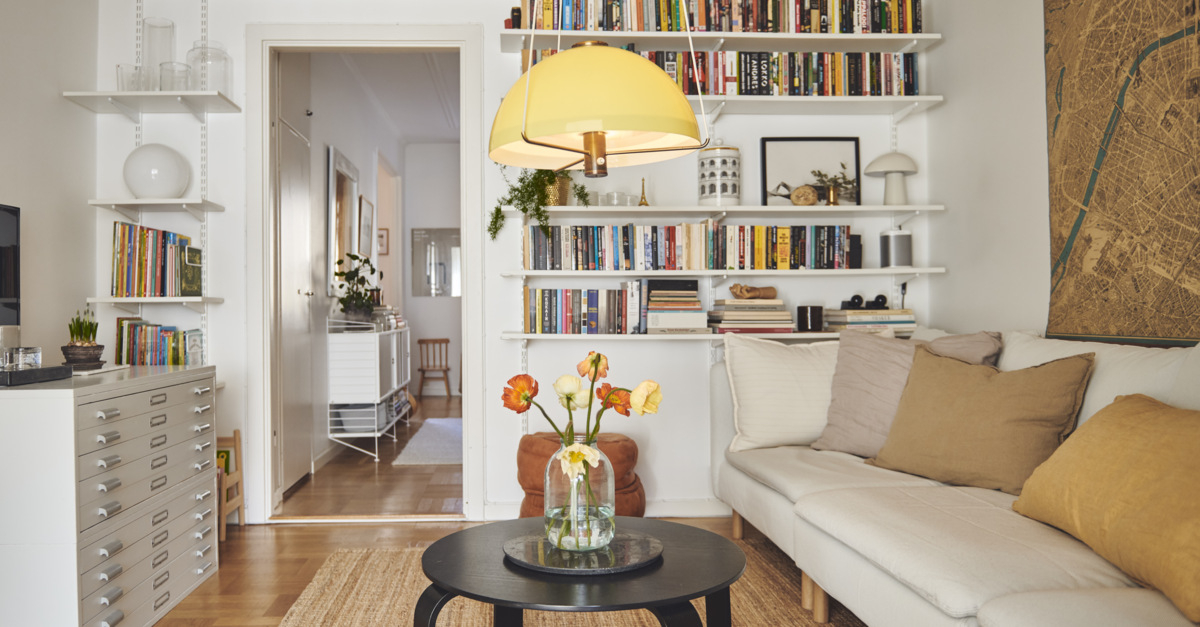 Olohuone, jossa on Sparring by Elfa -kirjahylly valkoisena oviaukon ympärillä.