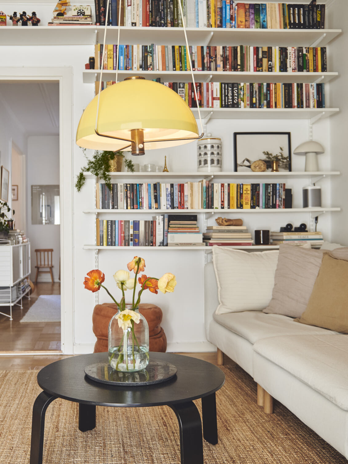 Olohuone, jossa on Sparring by Elfa -kirjahylly valkoisena oviaukon ympärillä.