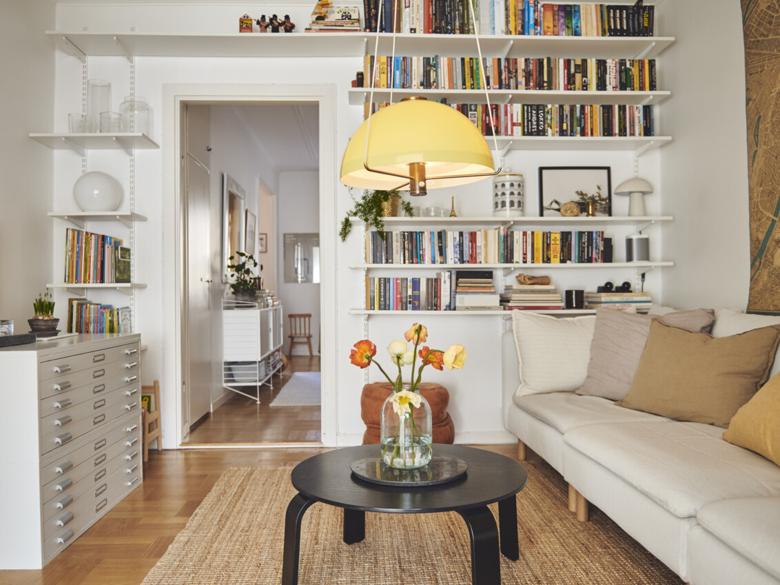 Olohuone, jossa on Sparring by Elfa -kirjahylly valkoisena oviaukon ympärillä.
