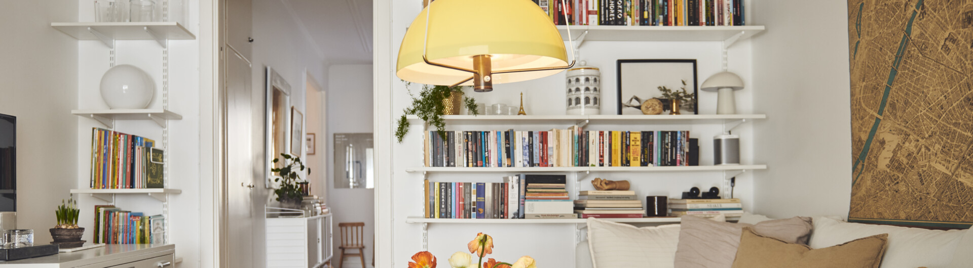 Olohuone, jossa on Sparring by Elfa -kirjahylly valkoisena oviaukon ympärillä.