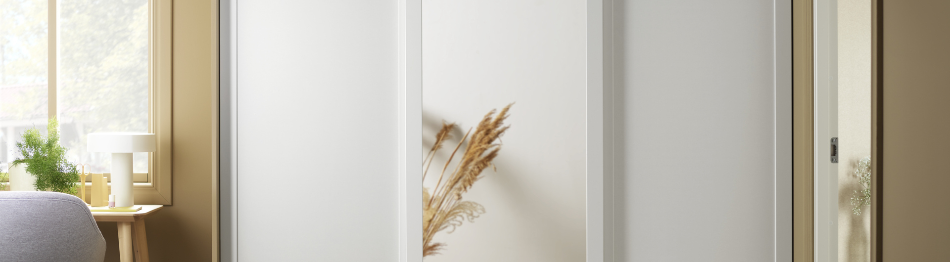 Garderob från Elfa med skjutdörrarna Grace i vitt och spegel.