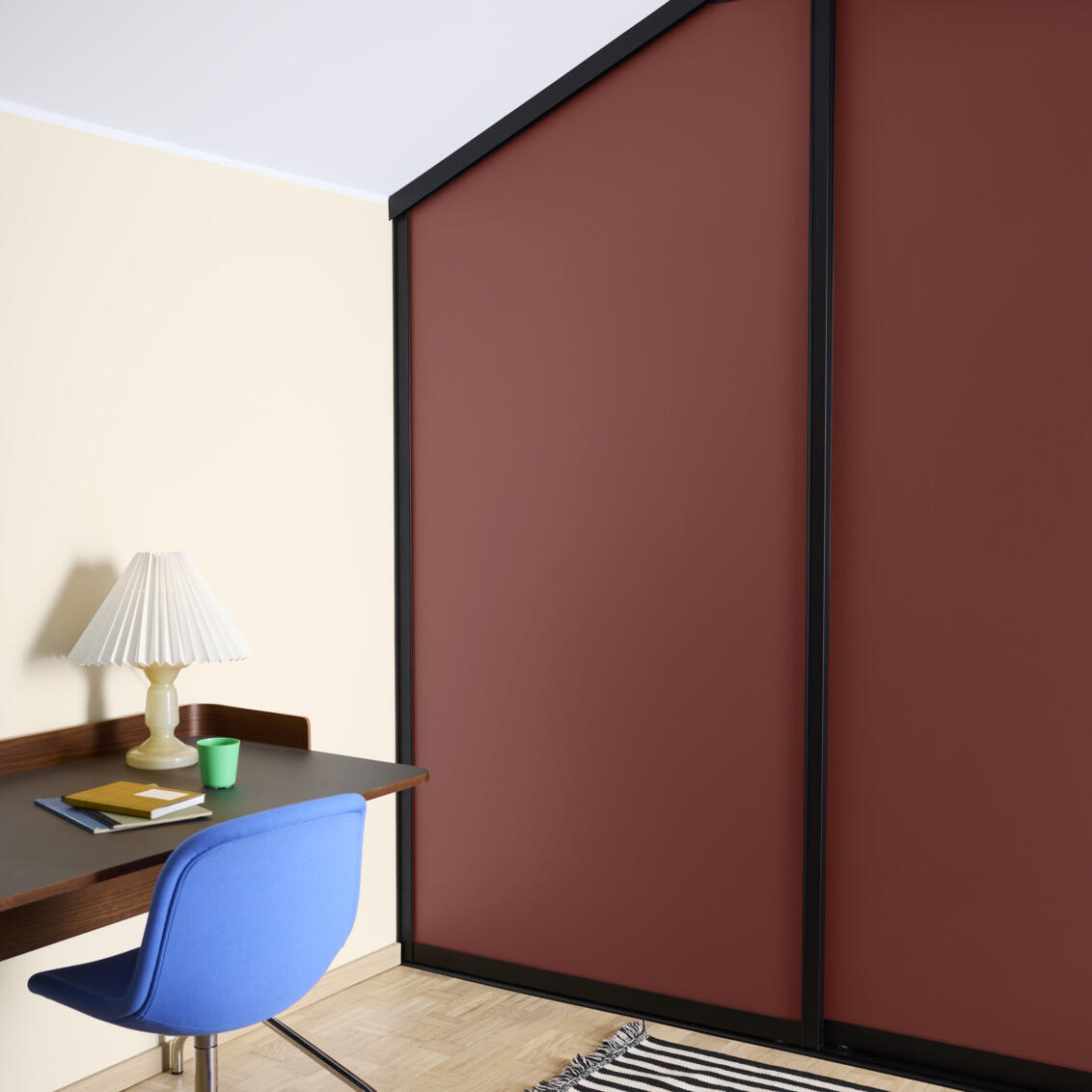 Soverom med garderobe som har vinrøde skyvedører fra Elfa, under skråtak.