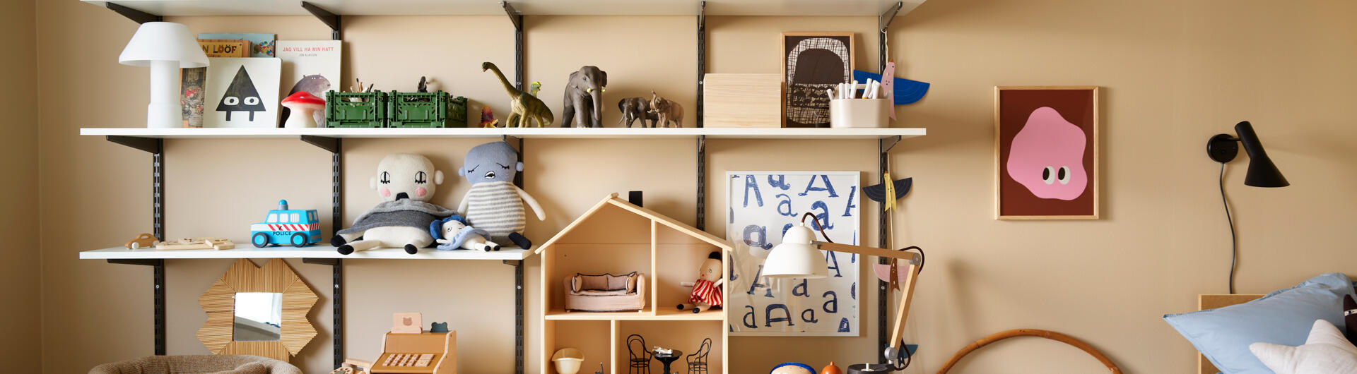 Elfa lastenhuoneen hyllyjärjestelmä luovalla näyttelyllä