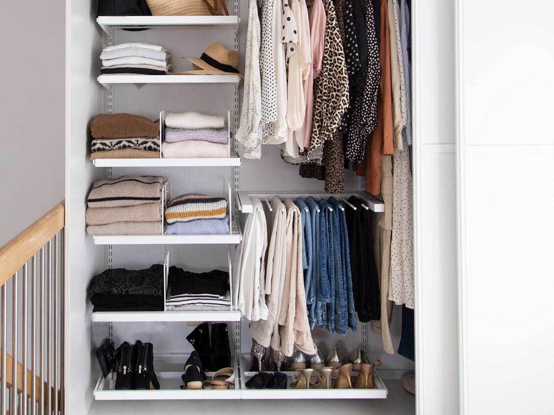 Smart tøjopbevaring giver organiseret garderobe | Elfa