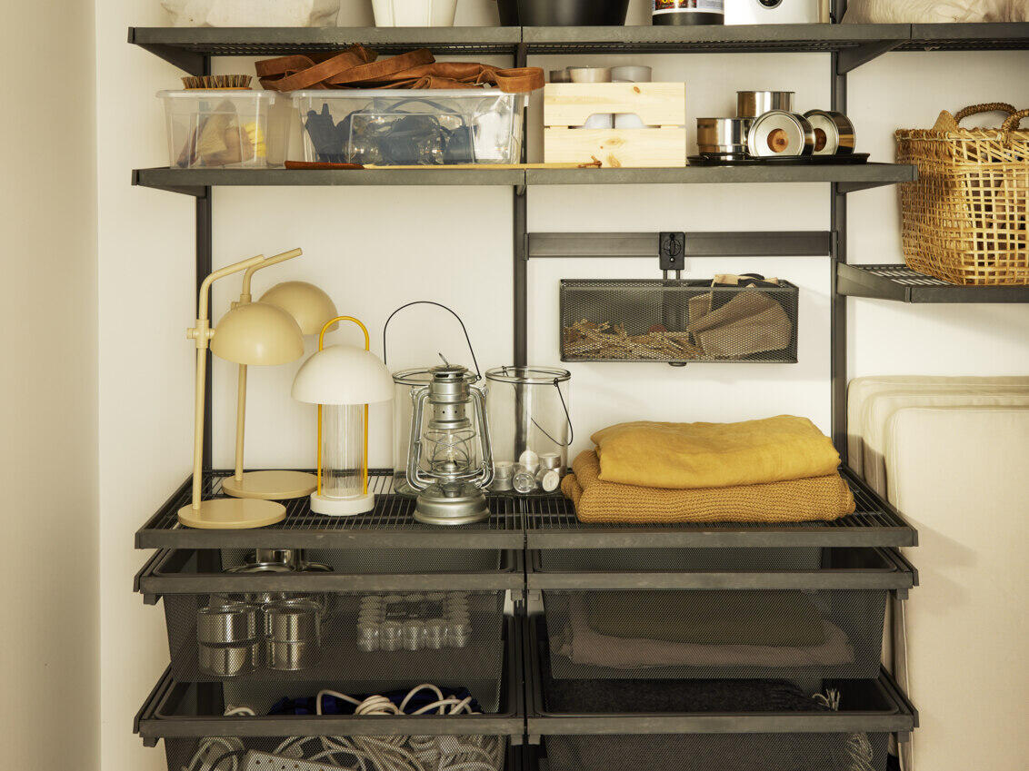 Garage+ by Elfa -säilytyskaluste, jossa on lankahyllyjä ja verkkokoreja huopia, lamppuja ja muita tavaroita varten.