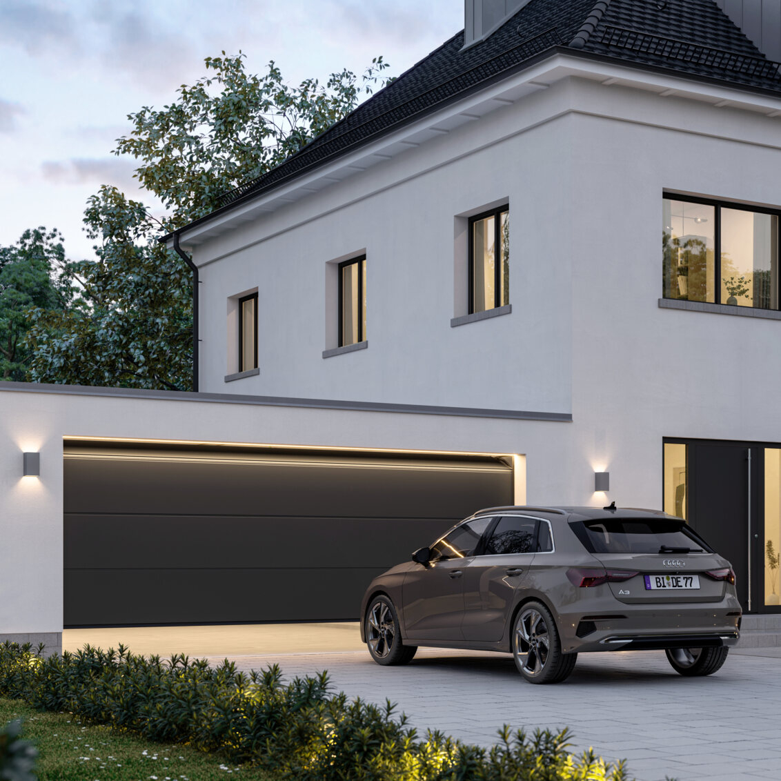 Miljöbild utomhus på ett vitt hus och garage. 