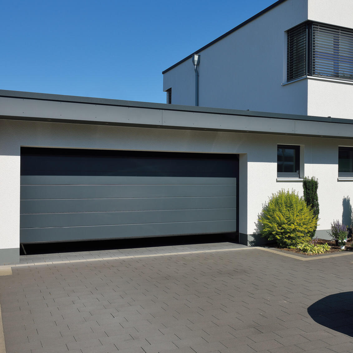 Garage med stängd carport. 
