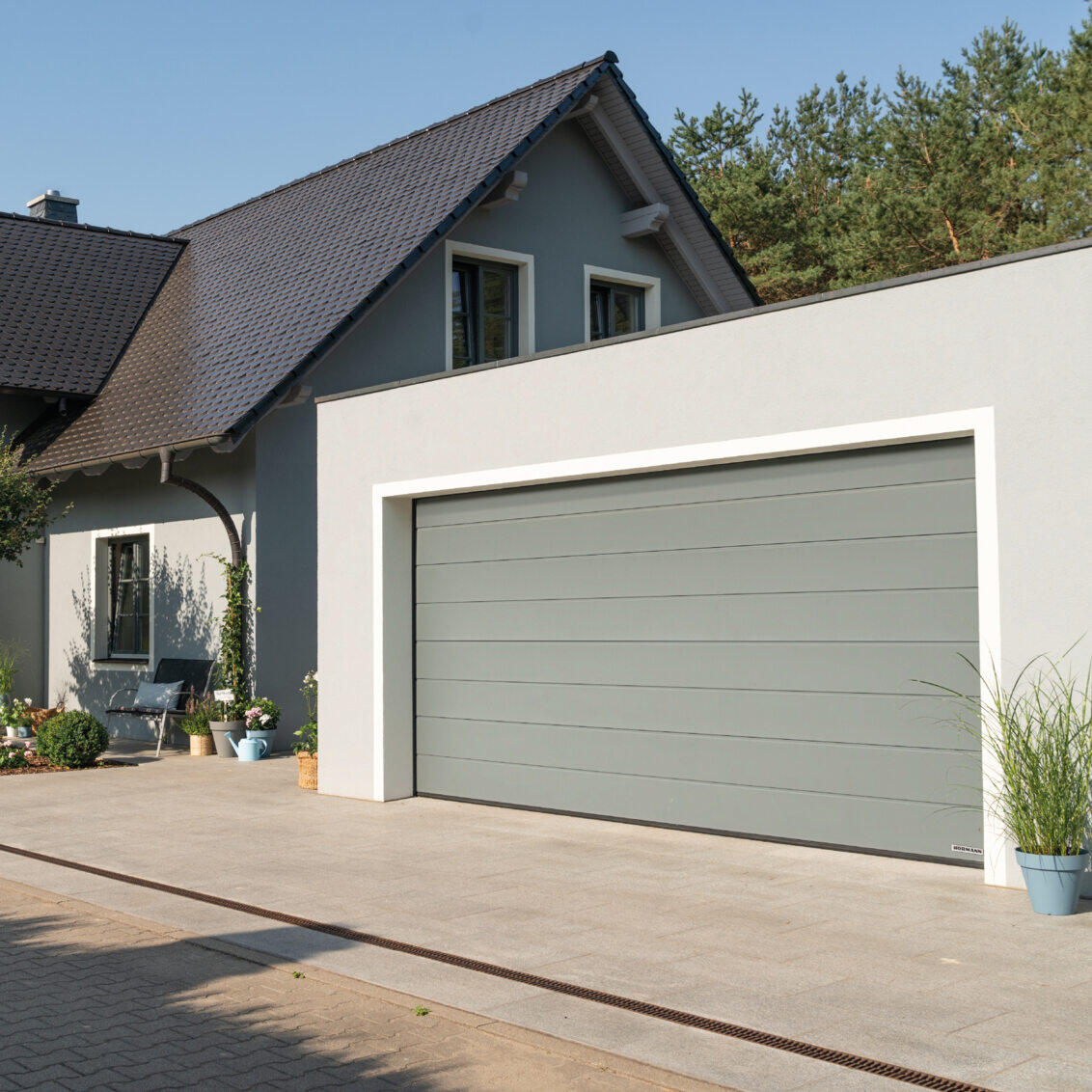 Garage med stängd carport. 