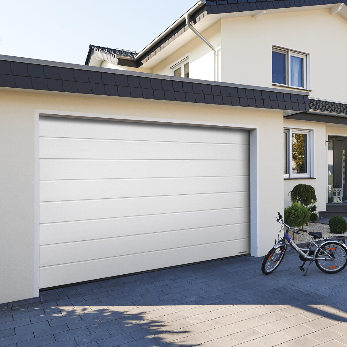 Garage med stängd carport.