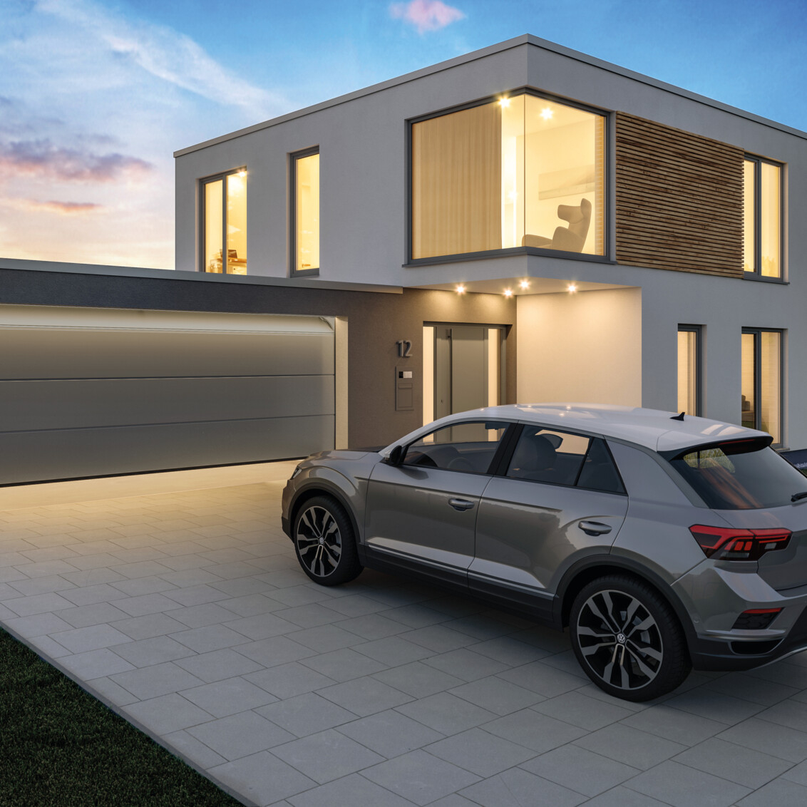 Garage med stängd carport i skymning. 