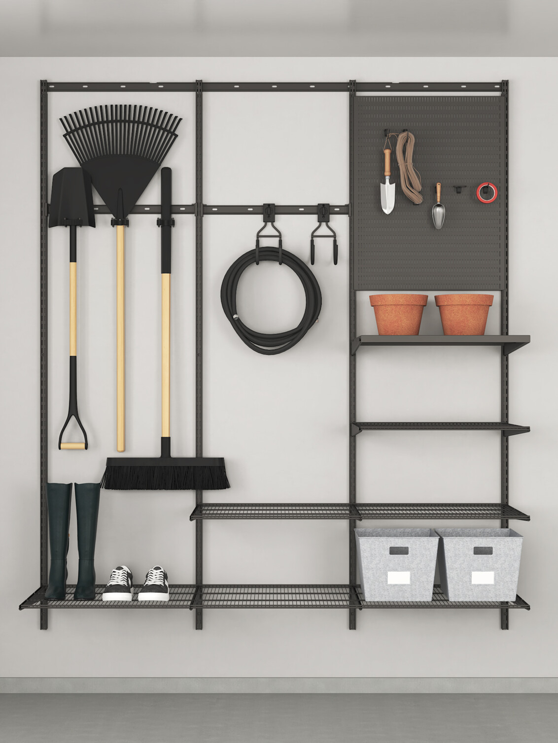 Almacenamiento Garage+ de Elfa en tres secciones adaptado para herramientas de jardín.