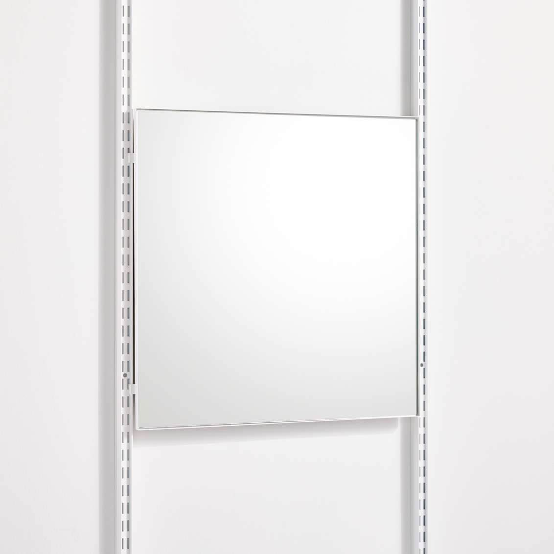Miroir Décor+ avec un élégant cadre en métal.