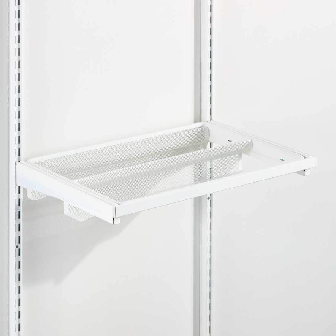 Étagère à chaussures en blanc mat.