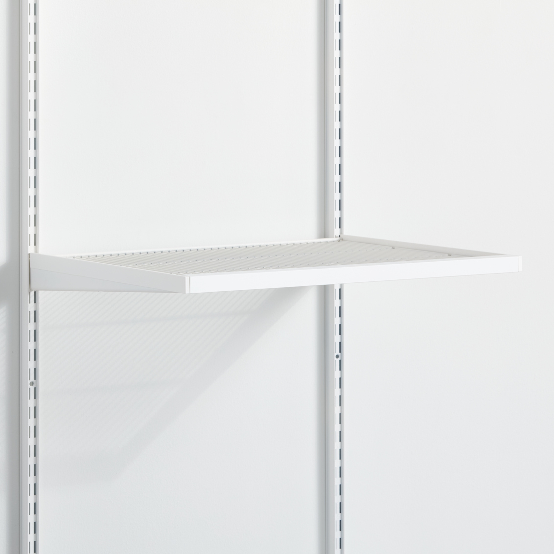 Étagère métallique avec bande d’étagère.