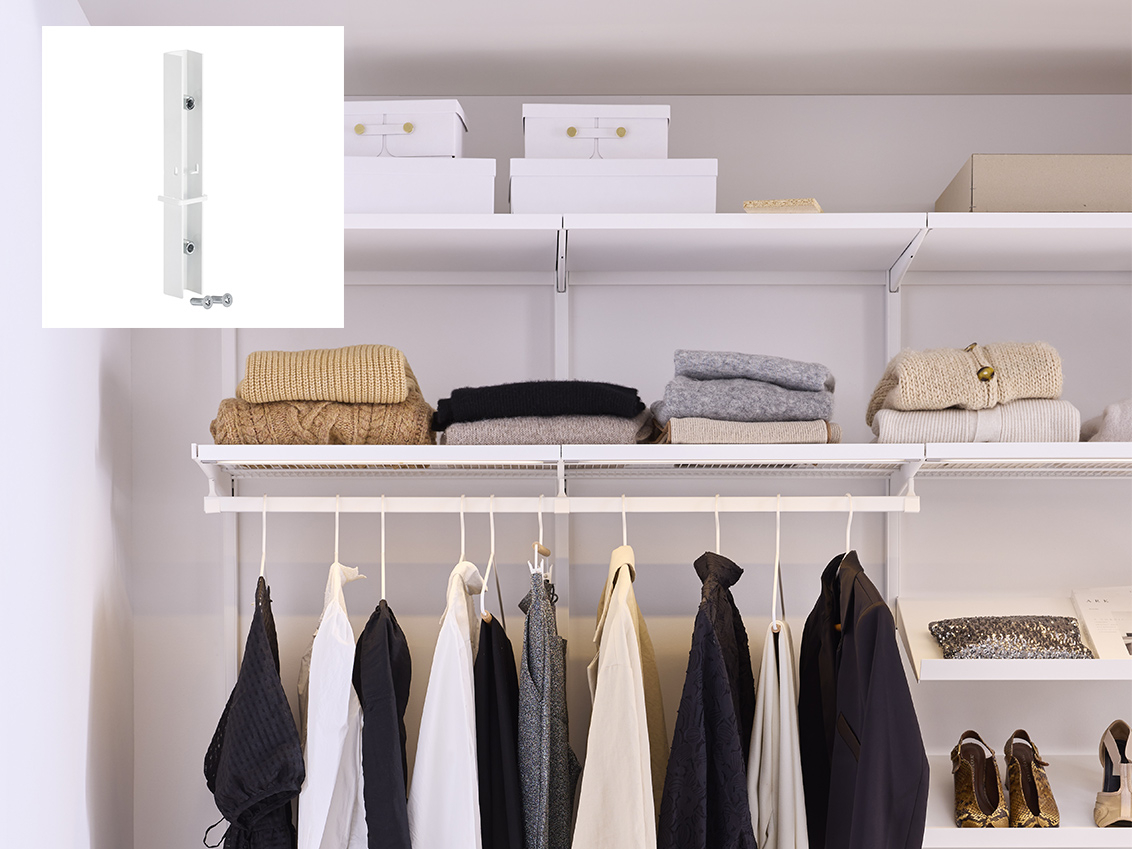 Garde-robe Décor+ d’Elfa en blanc avec étagères et vêtements suspendus.