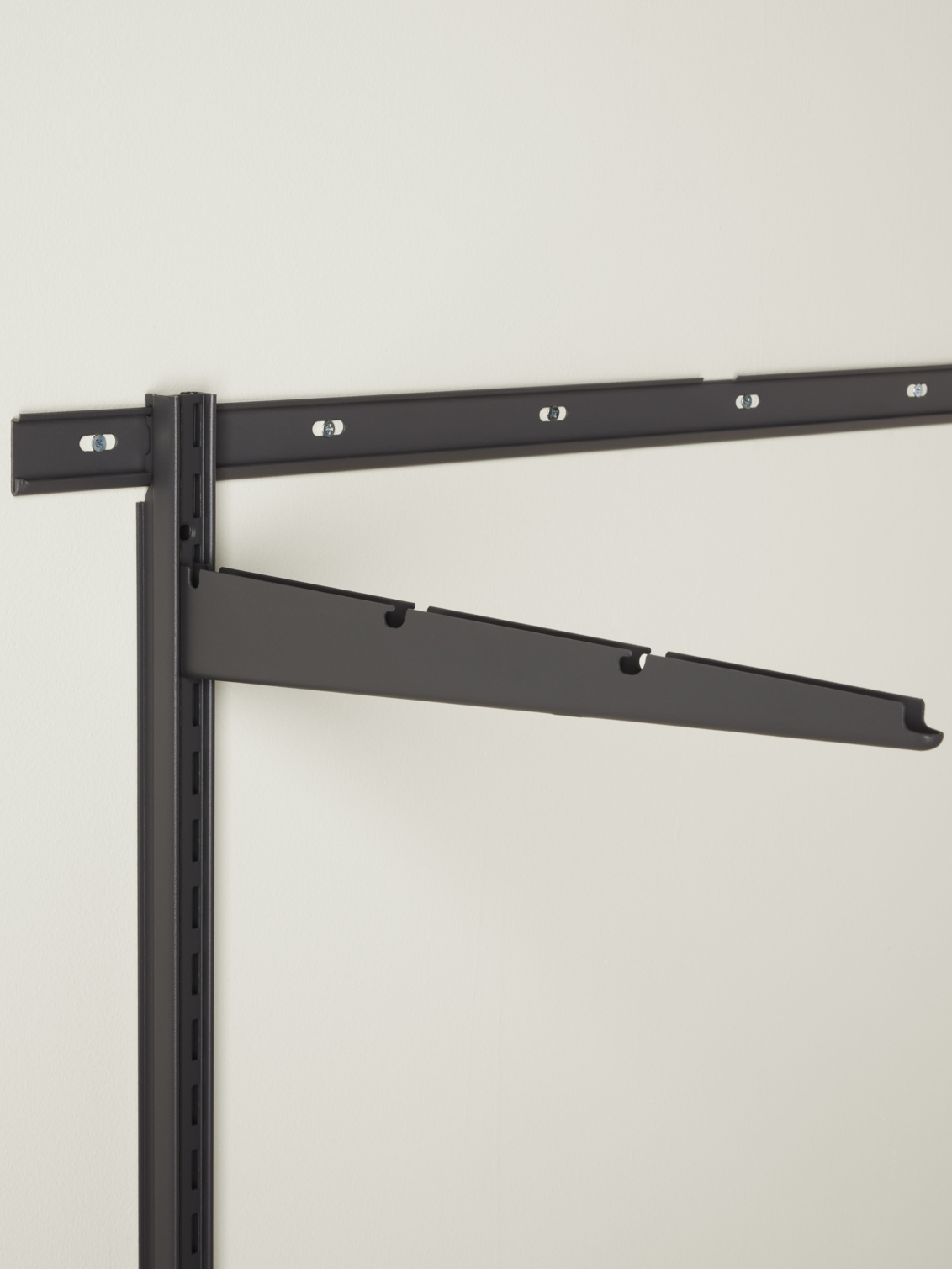 Carril superior, riel de montaje y soporte de Garage+ de Elfa.