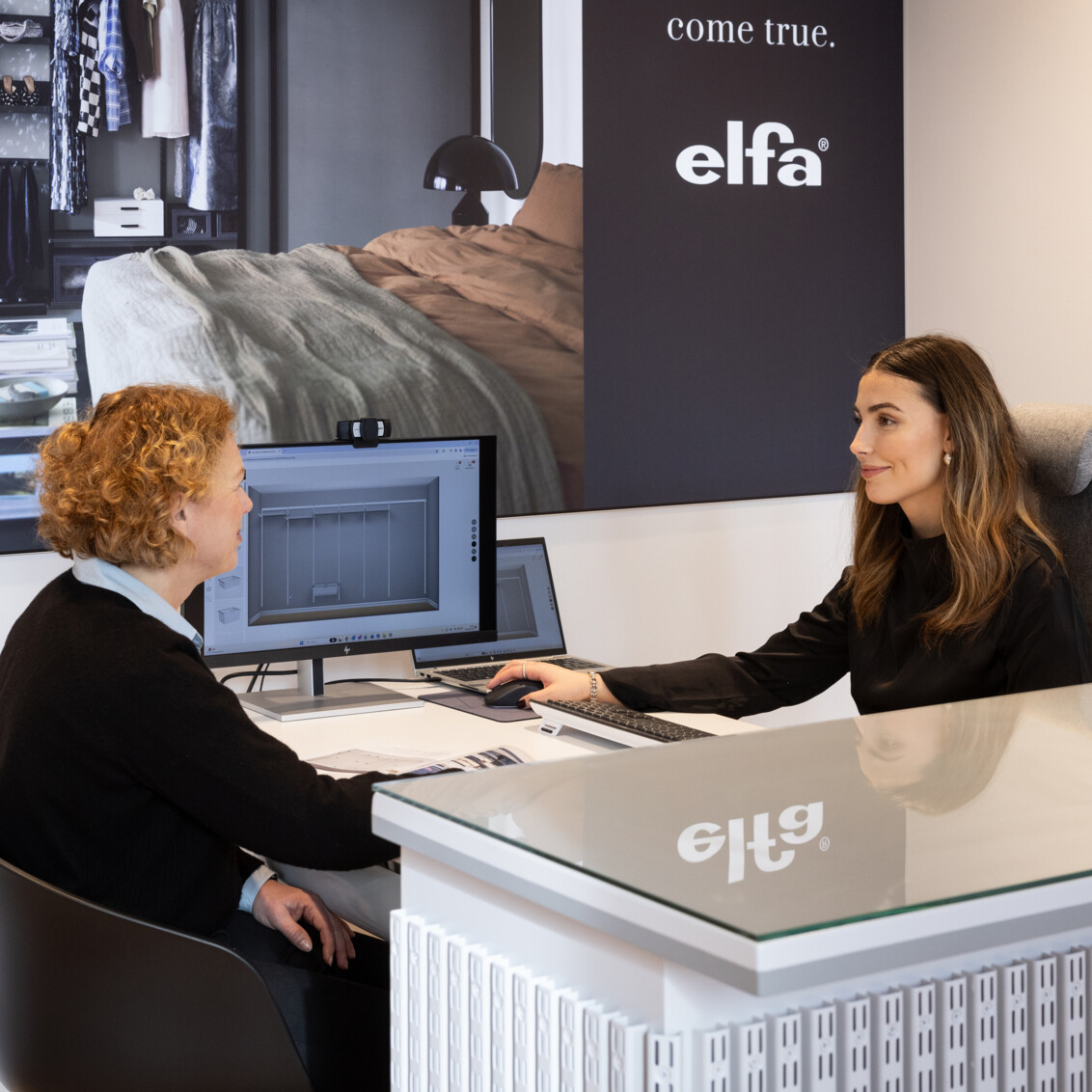 En kund planerar en lösning i Studio Elfa tillsammans med en planeringsexpert.