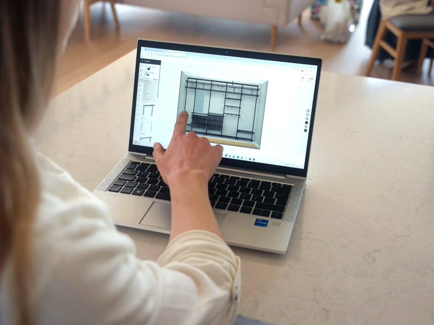 En kund planerar en förvaringslösning i grått från Classic by Elfa i planeringsverktyget.