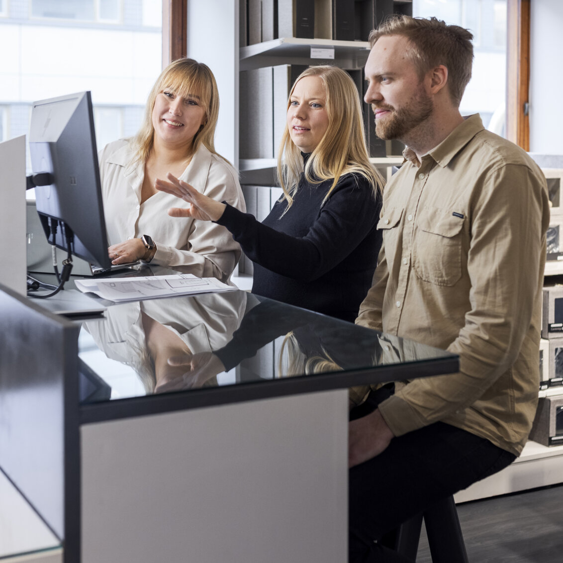 Ett par planerar sin förvaring med en planeringsexpert på Studio Elfa.