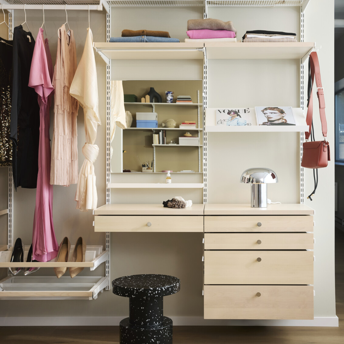 Offener Kleiderschrank Décor+ by Elfa aus Birke mit Schubladen, Spiegel und hängender Kleidung.