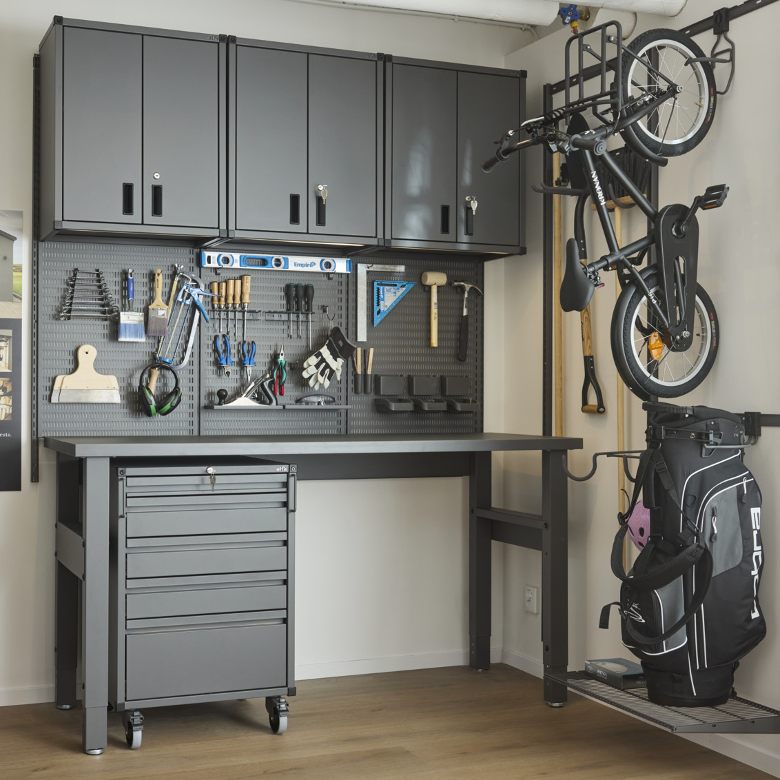 Förvaring i garage för verktyg och cyklar. 