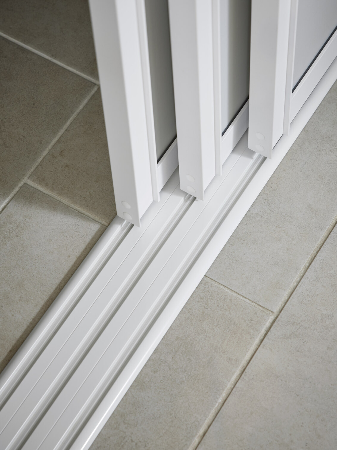 Närbild på golvskena för skjutdörrar. 