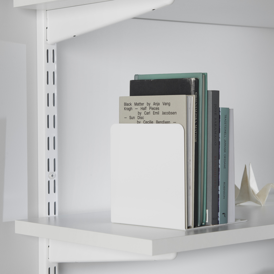 Libros que se almacenan con un Sparring bookend de Elfa.