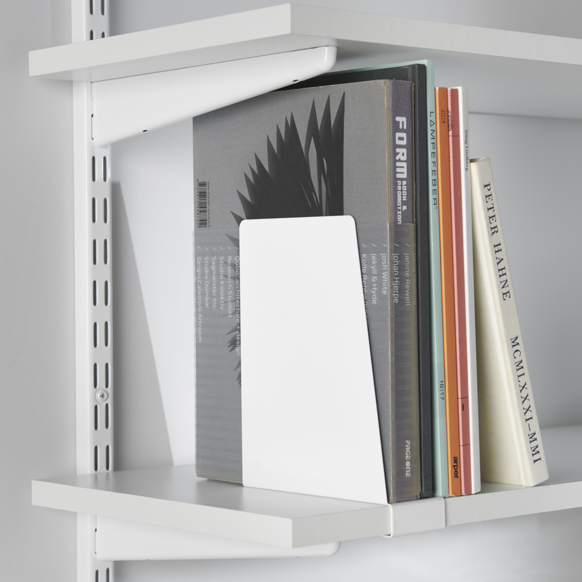 Libros que se guardan con un portalibros Sparring con clips de Elfa.