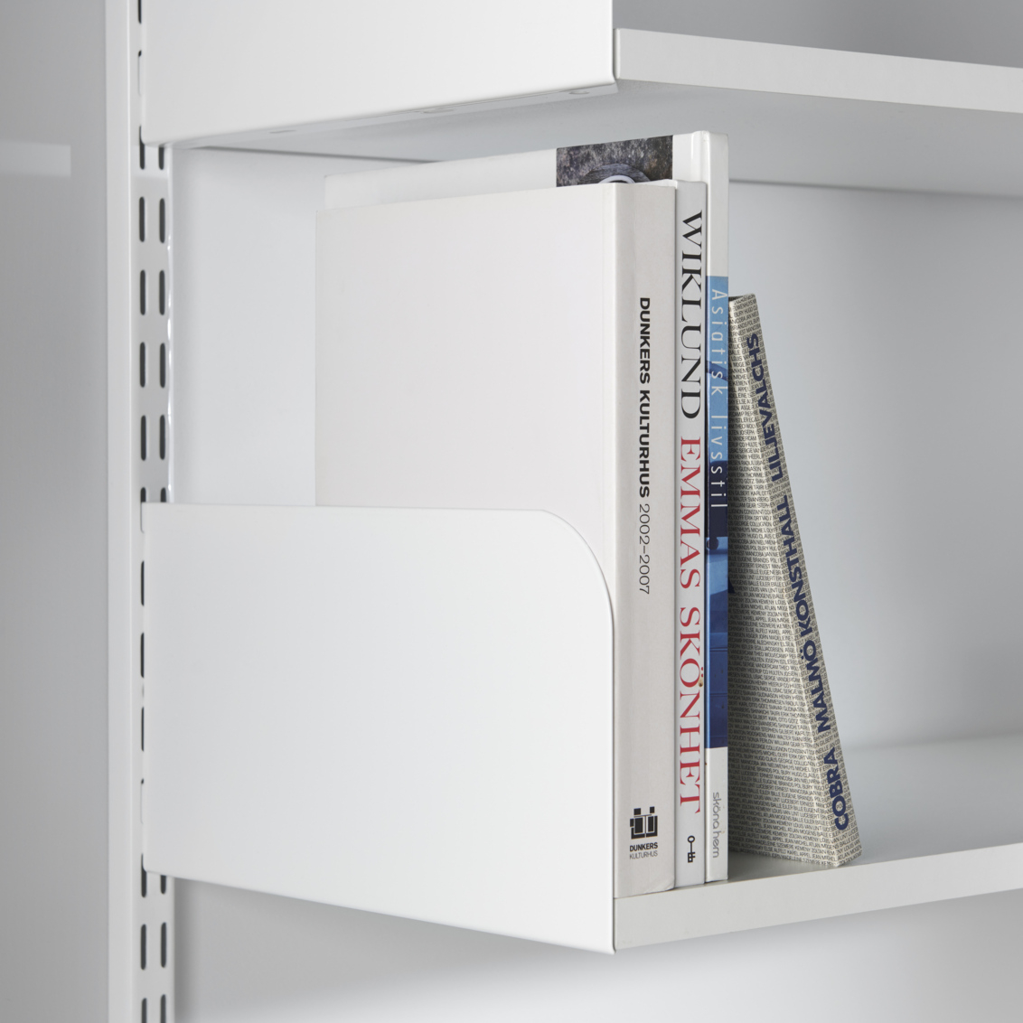 Libros almacenados con una repisa Sparring de Elfa.