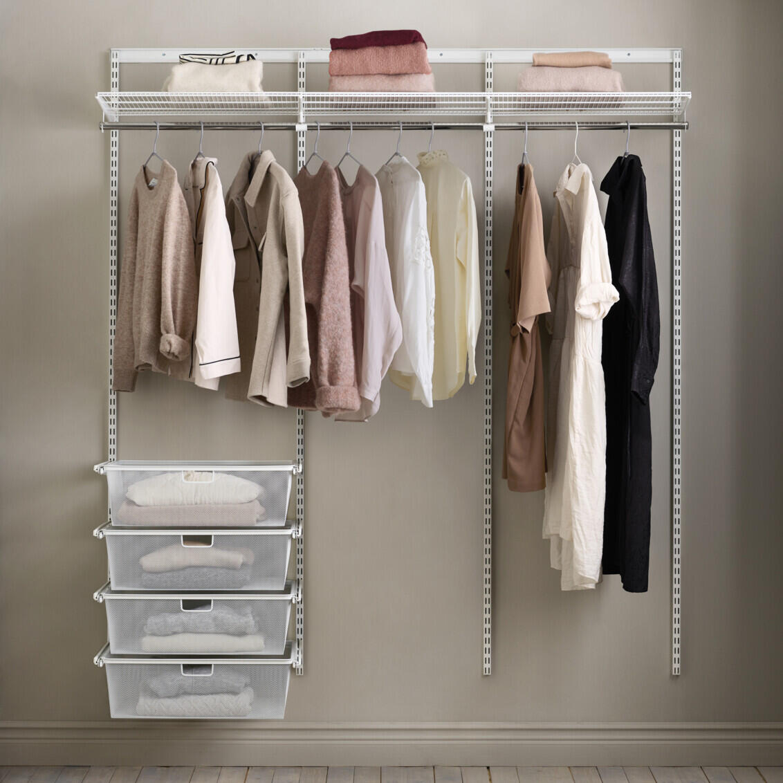 Classic od Elfa se zásuvkami, drátěnými policemi a košem na oděvy v předsíni.