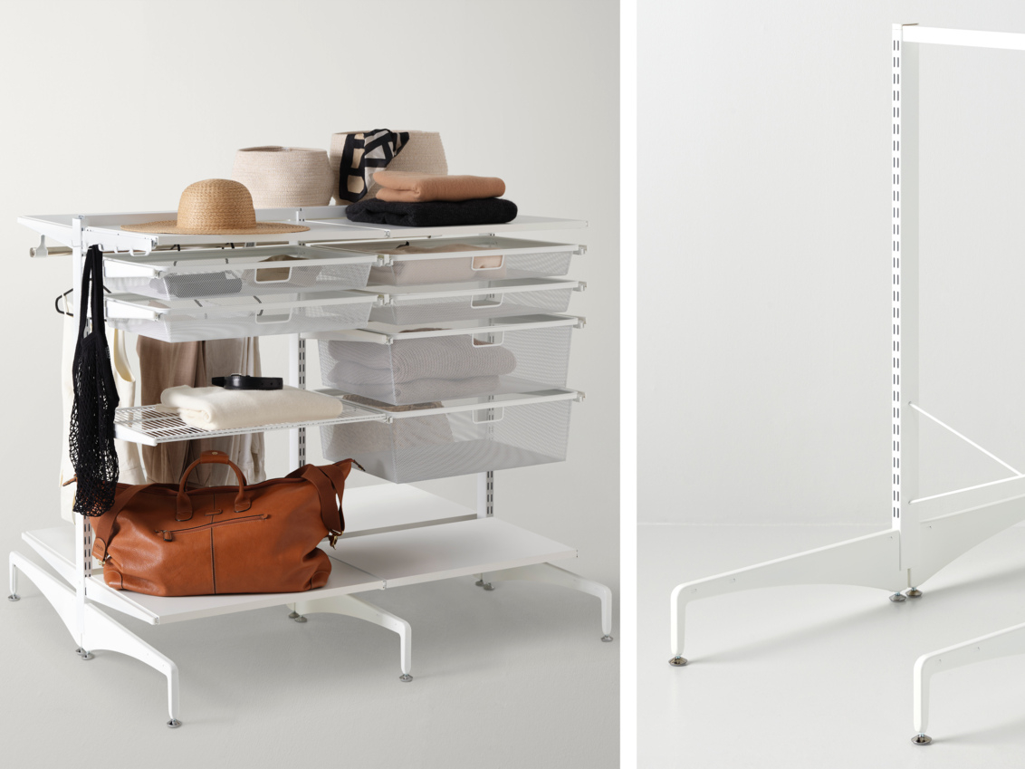 Fristående Classic by Elfa förvaring i vitt med hyllor och backar.