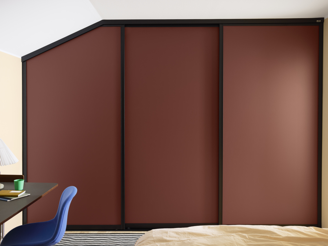 Portes coulissantes inclinées de couleur rouge rouille