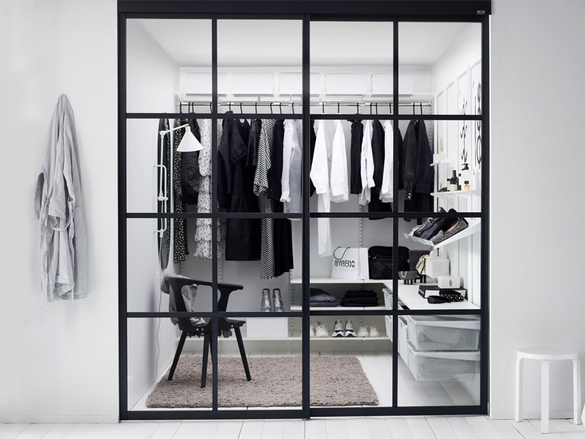 Rumsavdelare med glasdörrar och industriell känsla