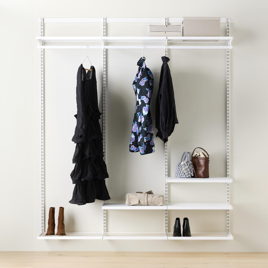 Décor+ ready oplossing voor de garderobe van Elfa in wit, drie vakken.