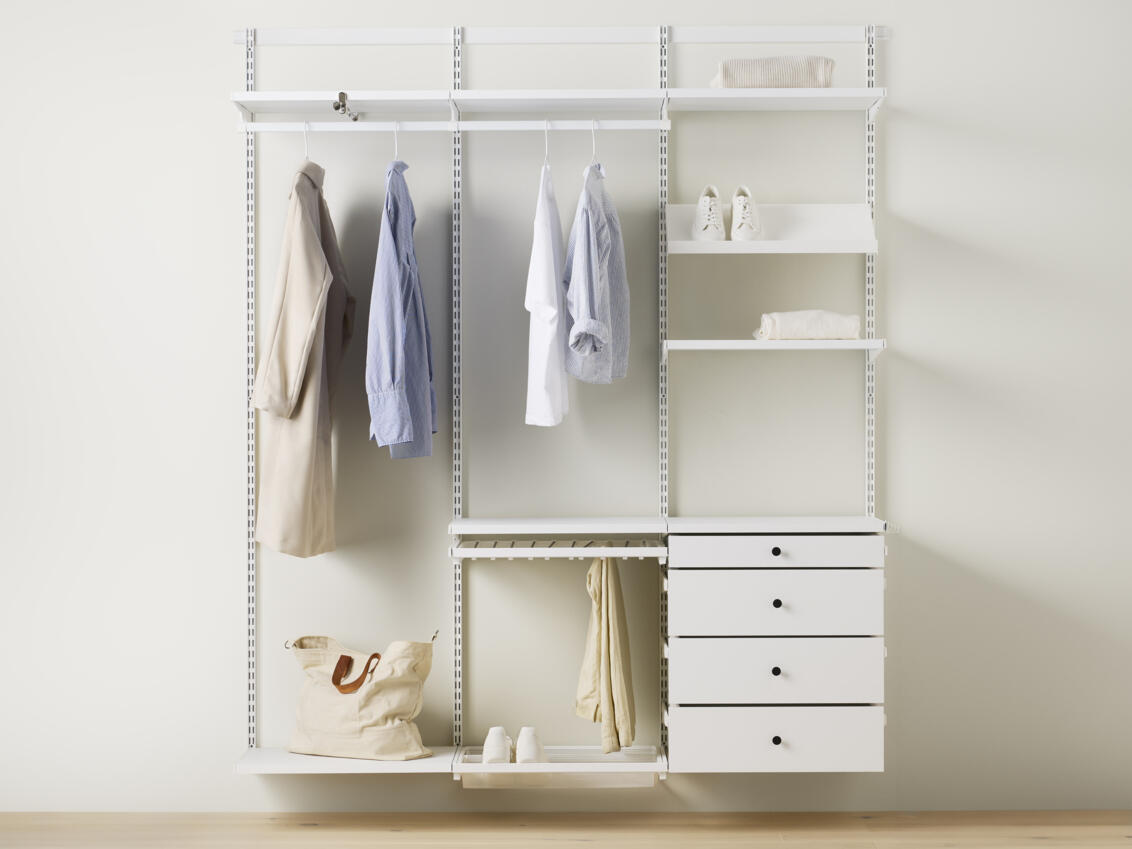 Décor+ färdig lösning för garderoben från Elfa i vitt, tre sektioner med utdragbara lådor.