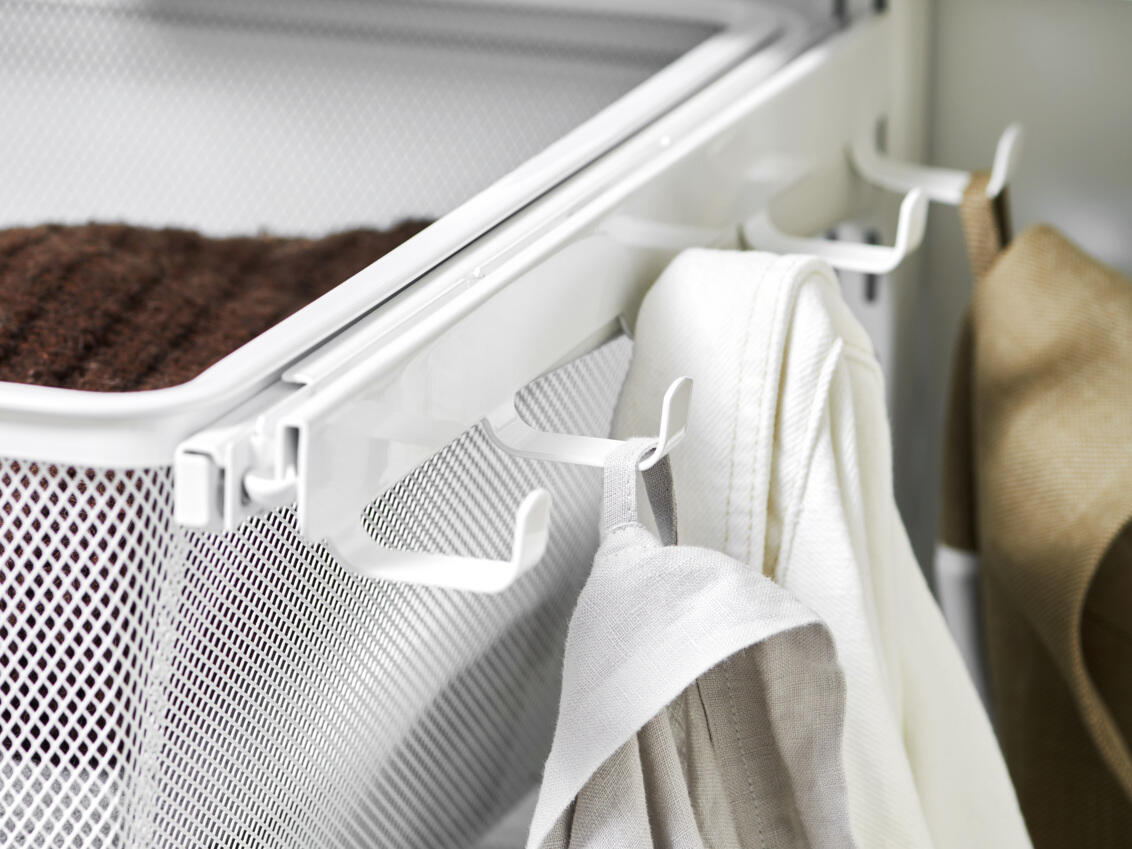 Krokhållare från Classic by Elfa med ytterkläder.