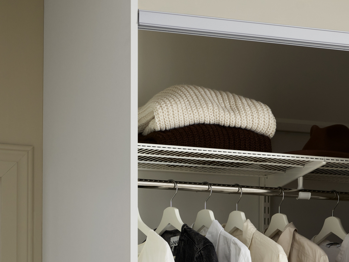 Garderob från Elfa med gavelsida.