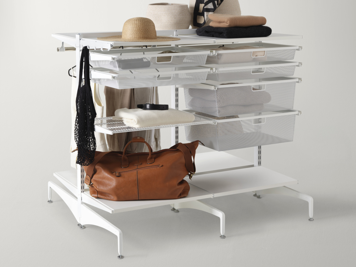 Elfa fristående förvaring med backar och hyllor.