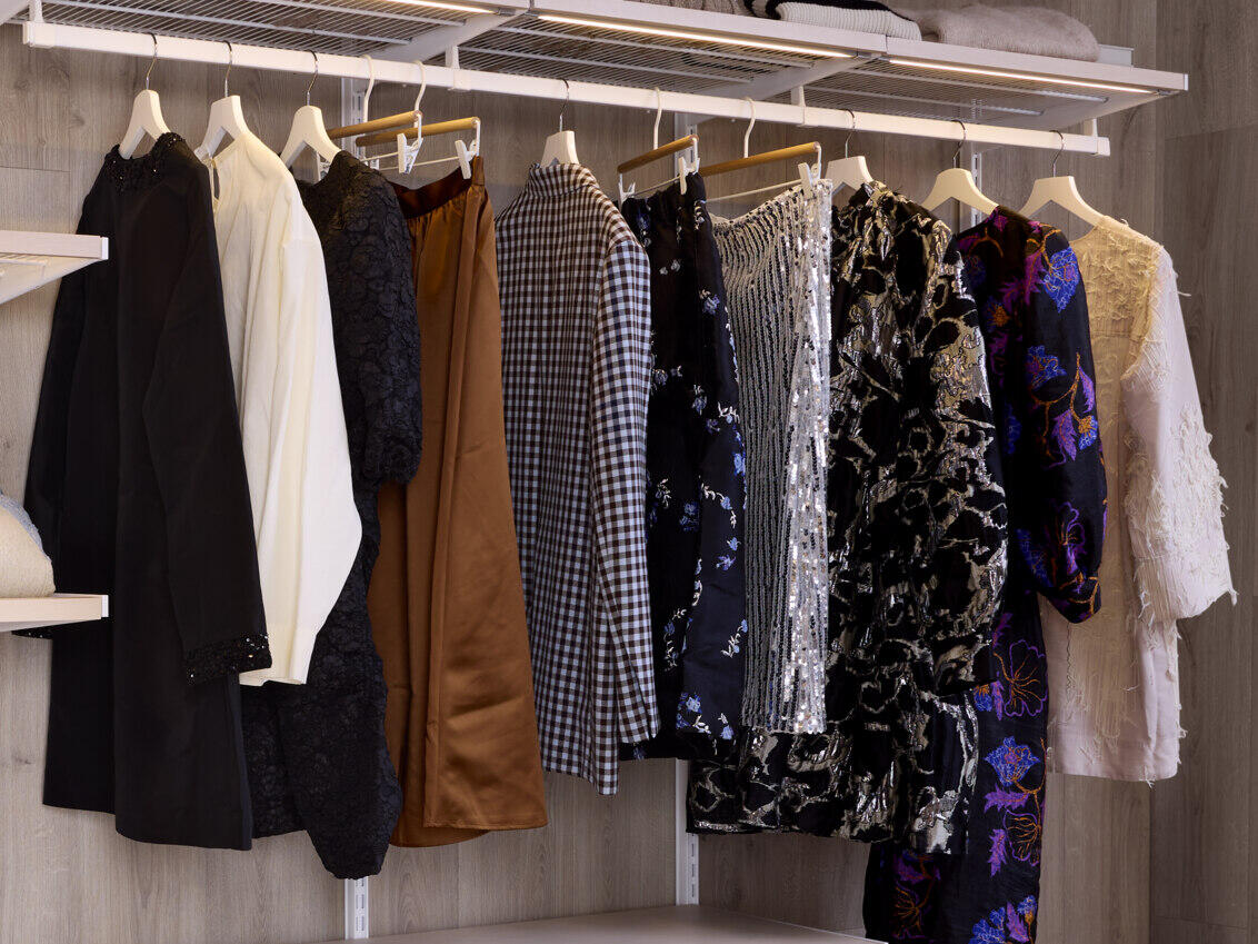 Armario Décor+ de Elfa con ropa colgada.